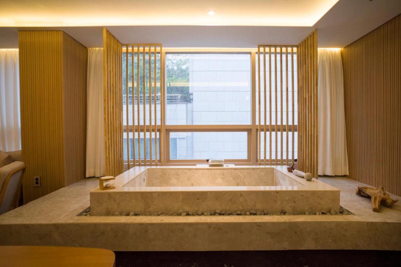 Uh Suite The Myeongdong Seoul Eksteriør billede